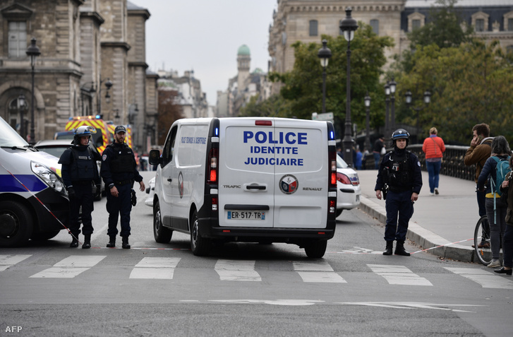 Rendőrök a párizsi késes támadás helyszínén 2019. október 3-án