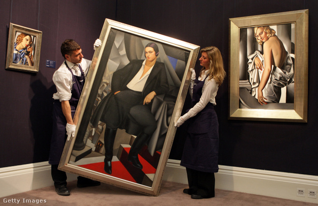 Tamara festménye a Sotheby’s aukciósház munkatársainak kezében