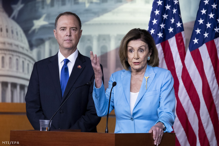 Adam Schiff a hírszerzési bizottság demokrata párti elnöke (b) és Nancy Pelosi az amerikai képviselőház demokrata párti elnöke a Capitoliumban tartott sajtótájékoztatón 2019. október 2-án. Pelosi bejelentette, hogy a szövetségi képviselőház hírszerzési, külügyi, valamint ellenőrzési bizottságai megkezdik a Donald Trump elnök elleni alkotmányos felelősségrevonási eljáráshoz (impeachment) szükséges meghallgatásokat.