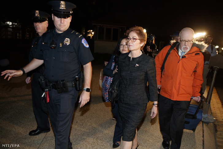 Marie Yovanovitch, az Egyesült Államok volt ukrajnai nagykövete (k) távozik a törvényhozás washingtoni épületéből 2019. október 11-én