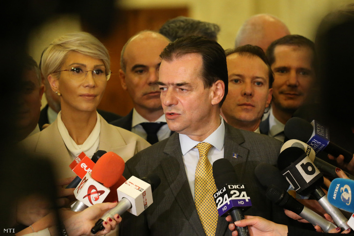 Ludovic Orban az ellenzéki Nemzeti Liberális Párt (Partidul National LiberalPNL) elnöke nyilatkozik a sajtónak miután a kétkamarás román parlament 238 igen szavazattal megszavazta a Viorica Dancila vezette szociáldemokrata kormány ellen indított bizalmatlansági indítványt 2019. október 10-én