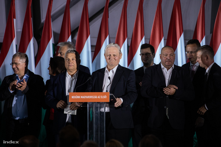 Tarlós István (középen) a Fidesz eredményváró rendezvényén a Bálnában 2019. október 14-én
