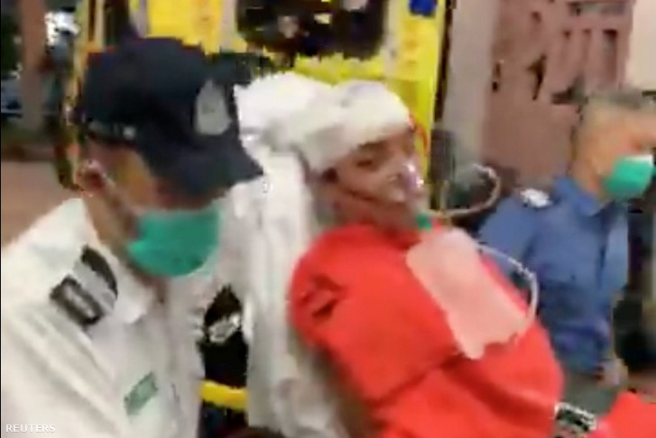 Jimmy Sham érkezik egy hongkongi kórházba a támadás után szerda este
