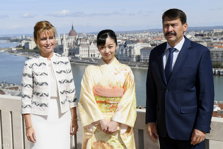 Áder János köztársasági elnök és felesége, Herczegh Anita 2019. szeptember 20-án Kako japán császári hercegnőt, a japán császár öccsének másodszülött gyermekét fogadta a Sándor-palotában tett udvariassági látogatásán.