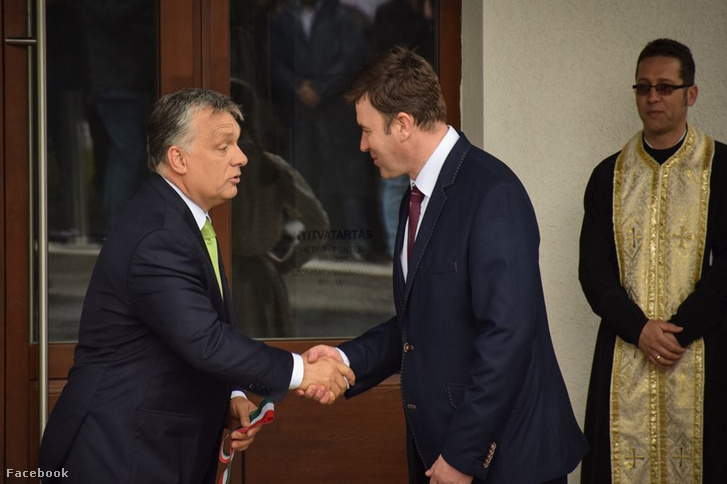 Orbán Viktor miniszterelnük adta át a csengeri járási tanuszodát 2017-ben Forján Zsolttal