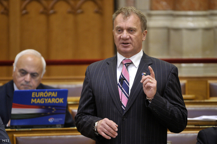 Varju László a Demokratikus Koalíció képviselője felszólal napirend előtt az Országgyűlés plenáris ülésén 2019. június 3-án.