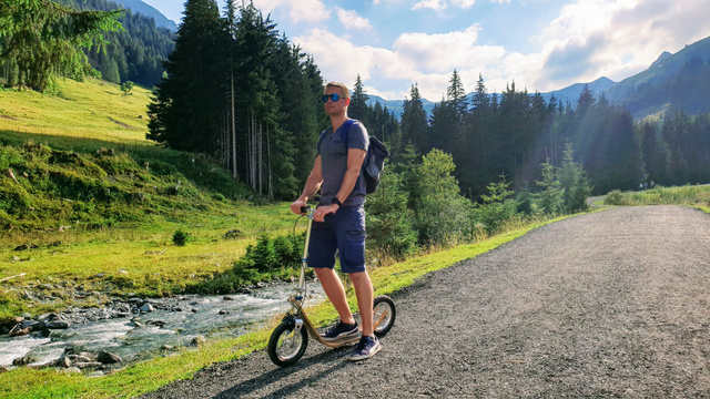 Tíz éve még rácsodálkoztak, ha valaki rollerrel járt munkába a tömegközlekedés helyett. Manapság viszont nem ritka, hogy felnőttek szórakozásból is rollereznek.