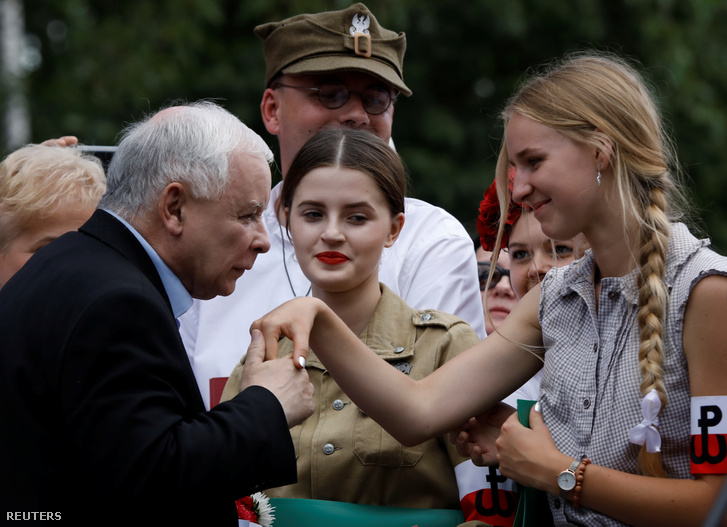 Jaroslaw Kaczynski kezet csókol egy támogatójának egy augusztusi kampányrendezvényen