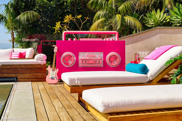 A napon sütkérezve meghallgathatjuk az Aqua legendás Barbie című számát is egy méltán pink magnóból.