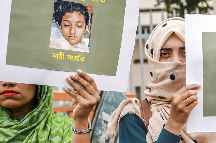 Bangladesi nők Nusrat Jahan Rafi-t ábrázoló fényképeket tartanak egy demonstráción Dakkában