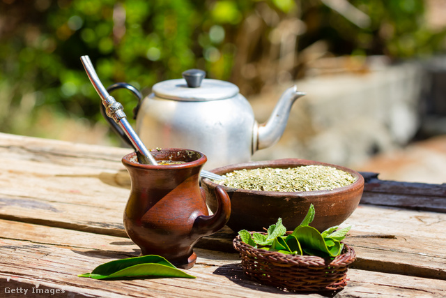 Az argentin teát, a yerba matét jellegzetes fém szívószállal isszák