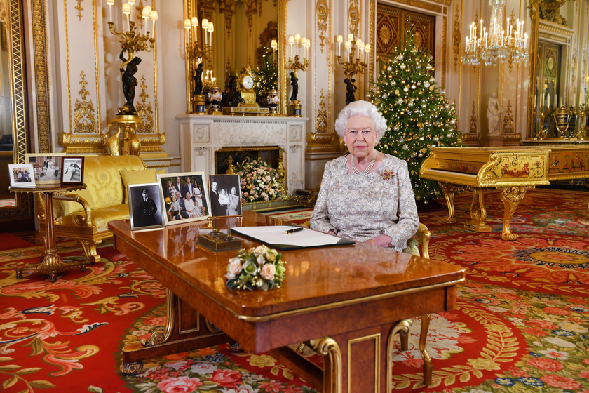 Erzsébet királynő 1952 óta minden egyes évben elmondja karácsonyi beszédét, melyet országszerte mindenhol közvetítenek. Külön felhívnánk a figyelmet a pompás ünnepi háttérre és a fotókra a gyerekekről és unokákról.