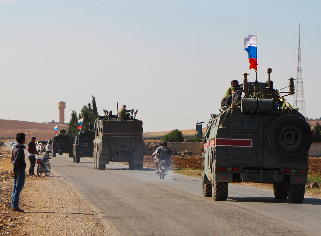 Orosz katonai konvoj halad az északkelet-szíriai városban, Kobaniban 2019. október 23-án, miután megszületett a megállapodás Moszkva és Ankara között