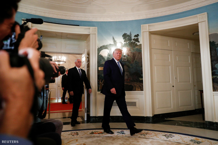 Donald Trump amerikai elnök és Mike Pence alelnök a szíria konfliktusról tartott sajtótájékoztatóra érkeznek a Fehér Házban 2019. október 23-án