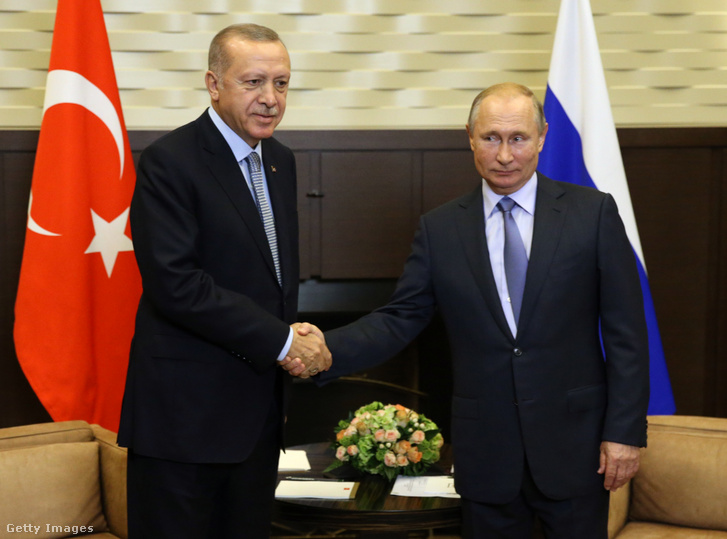 Recep Tayyip Erdoğan török elnököt fogadja Vlagyimir Putyin orosz államfő a szocsi Bocsarov Rucsejben 2019. október 22-én