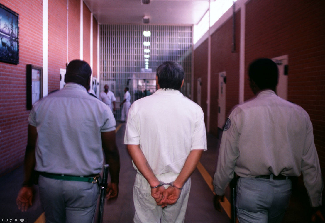 Egy rabot kísér két őr az Ellis börtönegységben, a Hunstville-ben található halálsoron 1996-ban