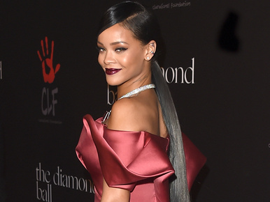 Megjelent Rihanna könyve, csak a borítójával takarja el a testét