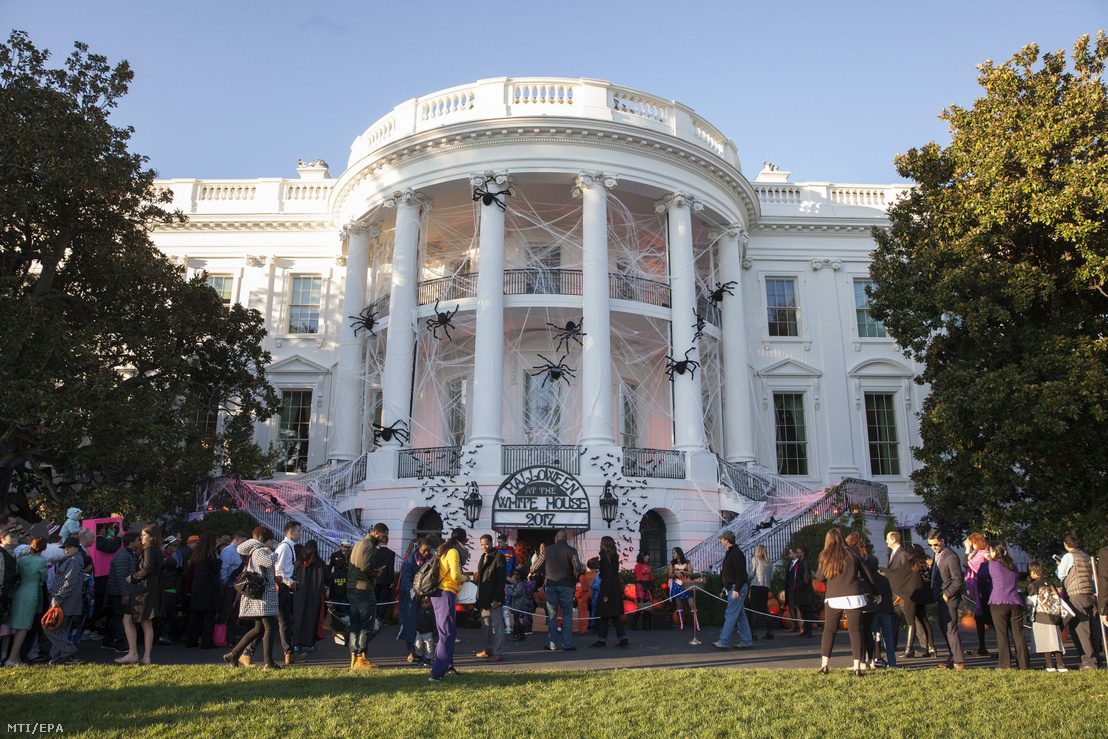 A washingtoni Fehér Ház feldíszített déli szárnya halloween ünnepén 2017. október 30-án.