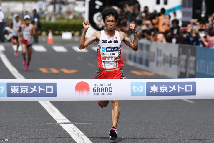 A japán Shogo Nakamura ér célba először a 2020-as tokiói olimpiai játokok maratonjának tesztjén 2019. szeptember 15-én Tokióban