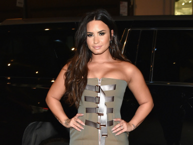 Demi Lovato halloween-i jelmezt öltött, gigadekoltázs is tartozott hozzá