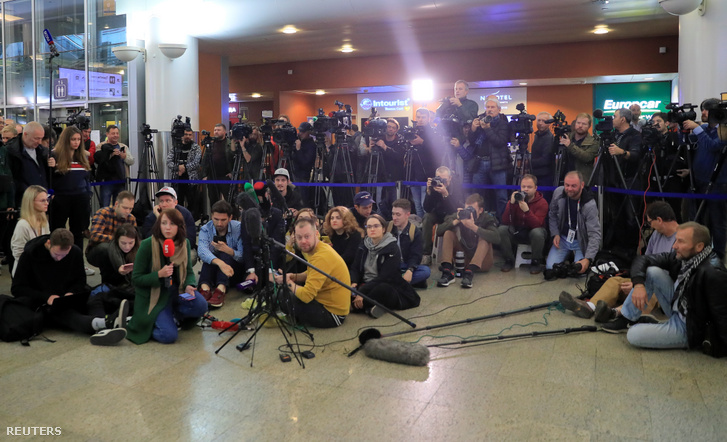 Újságírók várják Maria Butina érkezését a Seremetyjevói nemzetközi repülőtéren 2019. október 26-án