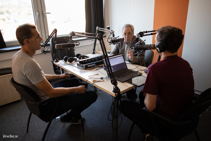 Dr. Virányi Péter (középen) beszél a podcast felvételén