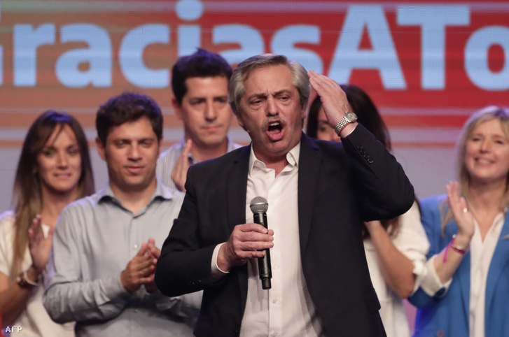 Alberto Fernández, az ellenzéki Mindenki Frontja választási koalíció peronista jelöltje támogatóival, miután győzött az argentin elnökválasztáson Buenos Airesben