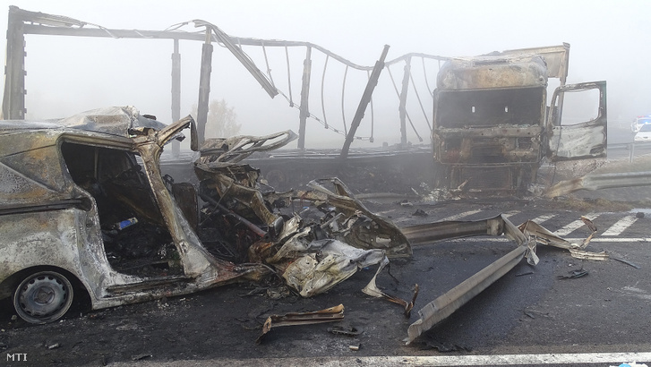 Ütközésben összetört, kiégett járművek az M5-ös autópályán Kistelek közelében, a 146-os kilométerszelvényében 2019. október 28-án