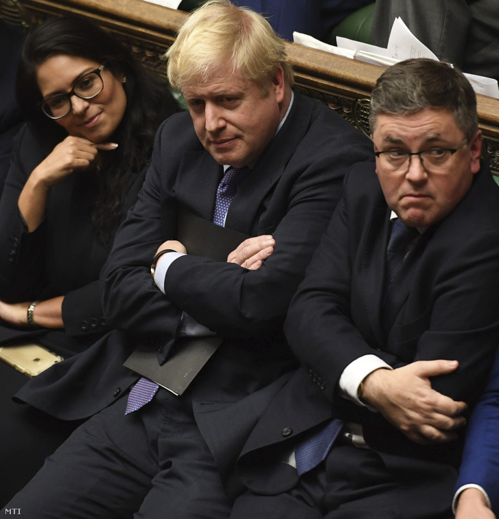 Boris Johnson brit miniszterelnök (k) felszólalást hallgat a londoni parlament alsóházi vitáján