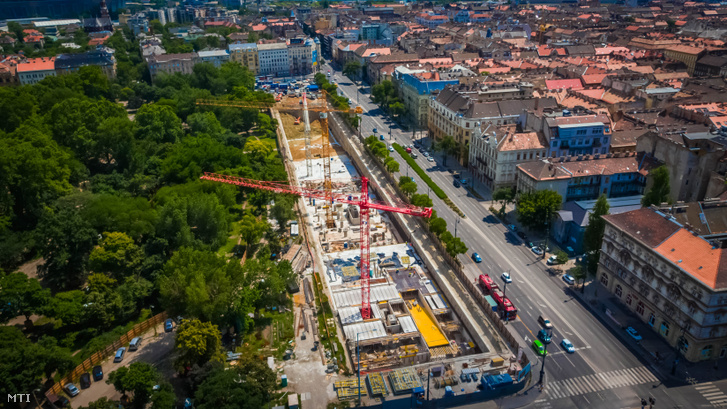 A Városliget Zrt. által 2019. június 27-én közzétett drónfotó a Liget Budapest Projekt keretében épülő Dózsa György úti mélygarázsról 2019. június 12-én