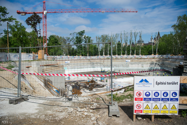 Daru a Liget Budapest Projekt keretében megvalósuló Magyar Zene Házának építkezésén a Városligetben 2019. április 30-án