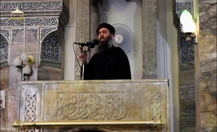 Egy videóból kivágott képen feltételezhetően Abu Bakr al-Baghdadi tűnik fel egy mecsetben Moszulban 2014. július 5-én.