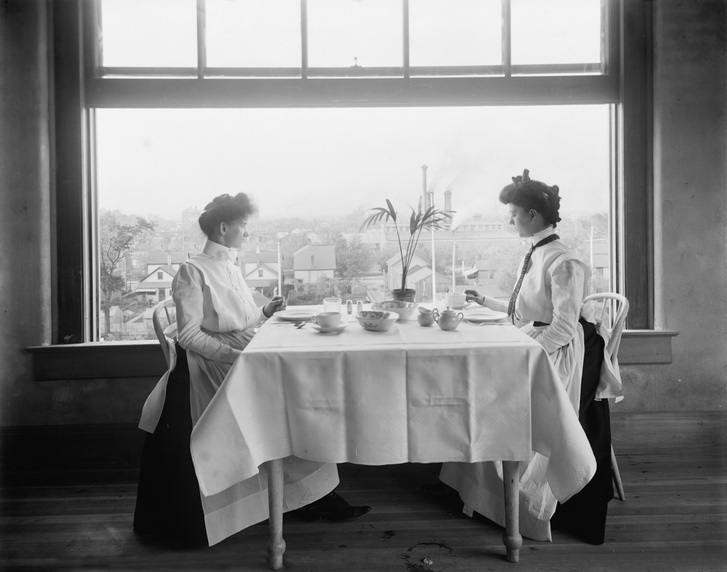 Nők ebédelnek egy nők számára létrehozott étteremben az 1900-as évek elején.