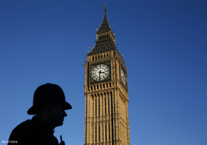 Rendőr sziluettje a londoni Big Bennél