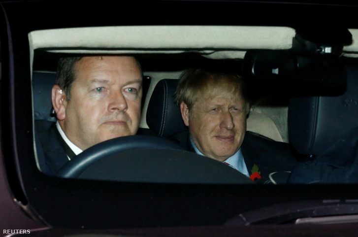Johnson hagyja el a brit alsóház épületét kedden