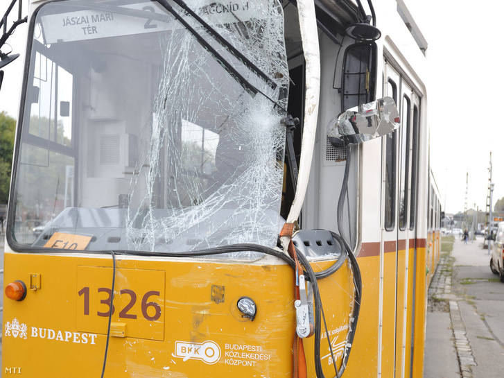 Sérült villamos Budapesten a Lehner Ödön fasorban miután furgonnal ütközött 2019. október 30-án