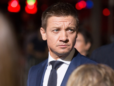 Jeremy Renner exfelesége szerint a színész halálosan megfenyegette, és a plafonba lőtt közös kislányuk szeme láttára