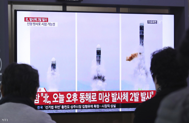 Az Észak-Korea újabb rakétakísérletéről szóló híradást nézik az emberek a szöuli főpályaudvaron 2019. október 31-én.