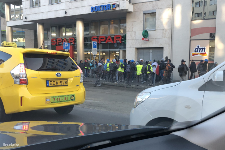 Képtalálat a következőre: „Mexikói munkások a rossz munkakörülmények miatt tiltakoztak Budapesten”