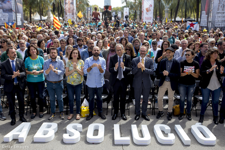 Quim Torra a Generalitat de Catalunya elnöke politikustársaival részt vesz egy demonstráción a politikai foglyok szabadonengedéséért 2019. szeptember 11-én.