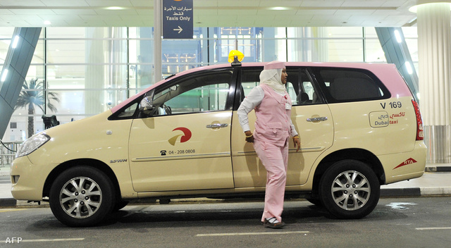 Dubai: rózsaszín fedeles taxi nőknek