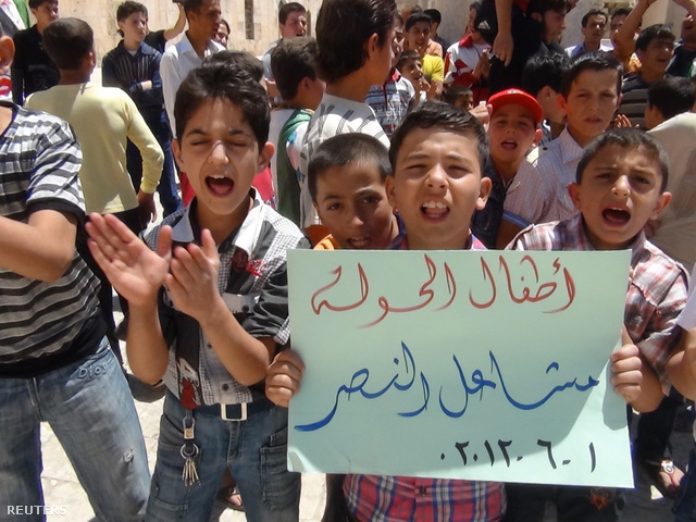 Al-Asszad ellen tüntető gyerekek Marat al-Numan városában