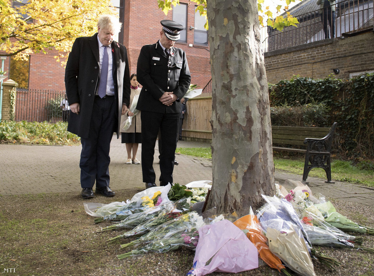Boris Johnson brit miniszterelnök (b) és Ben-Julian Harrington essexi rendőrfőnök miután virágokat helyezett el a London mellett egy bolgár rendszámú kamionban öt napja holtan talált 39 áldozat emlékére a délkelet-angliai Thurrock város tanácsa előtt 2019. október 28-án.
