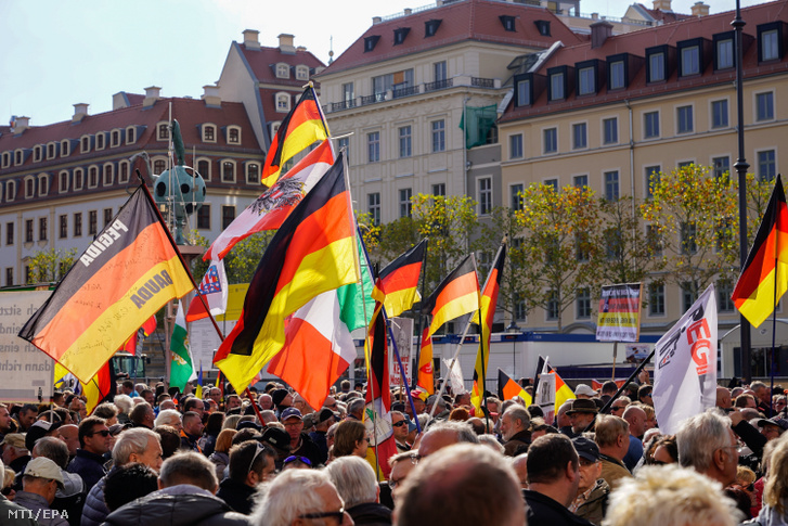 Résztvevők a Hazafias Európaiak a Nyugat Iszlamizálódása Ellen a PEGIDA német mozgalom rendezvényén Drezdában