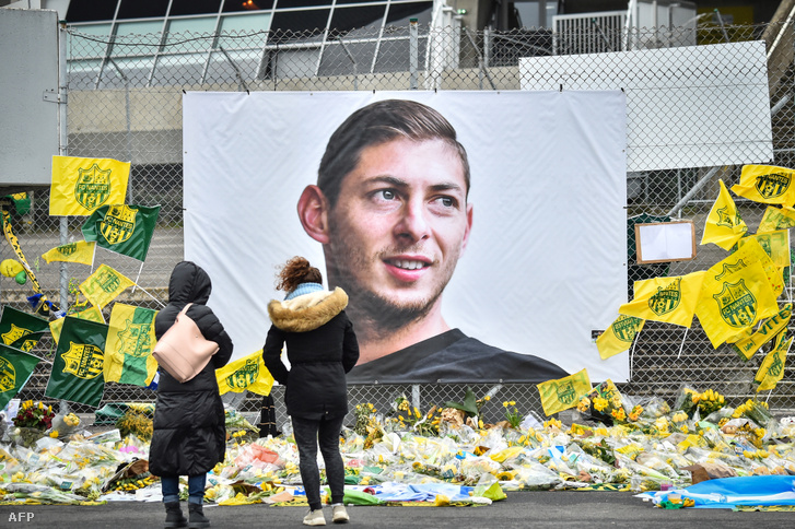 Az elhunyt Emiliano Sala portérja kifüggesztve a nantes-i Stade de la Beaujoire labdarúgó-stadionnál 2019. február 8-én