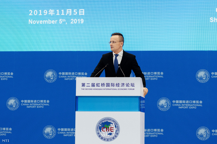 Szijjártó Péter külgazdasági és külügyminiszter felszólal a Hungcsiao Nemzetközi Gazdasági Fórumon Sanghajban 2019. november 5-én
