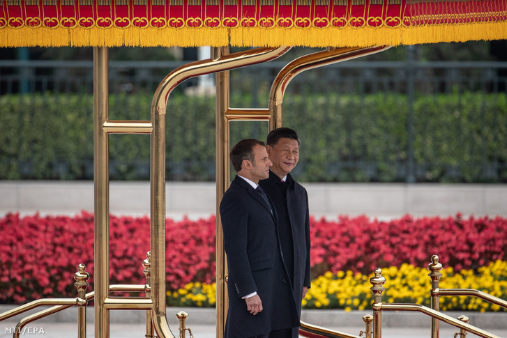Hszi Csin-ping kínai elnök és Emmanuel Macron francia elnök a pekingi Nagy Népi Csarnoknál tartott fogadási ünnepségen 2019. november 6-án