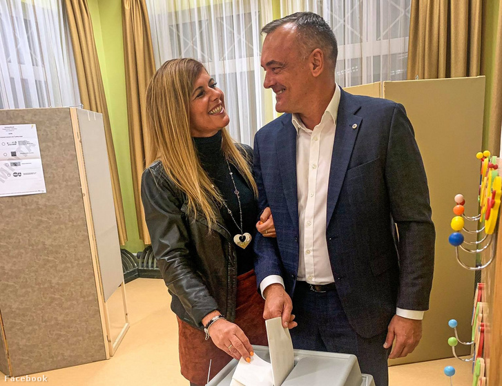 Borkai Zsolt és felesége adják le szavazatukat az önkormányzati választásokon Győrben, 2019. október 13-án