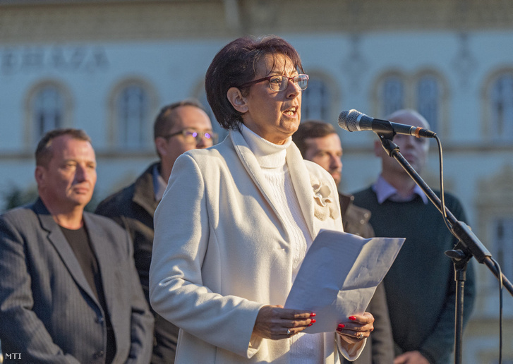Glázer Tímea, a győri ellenzéki összefogás polgármesterjelöltje felszólal a Tüntetés Borkai Zsolt és a maffiakormányzás ellen elnevezésű rendezvényen a győri városháza előtti téren 2019. október 12-én
