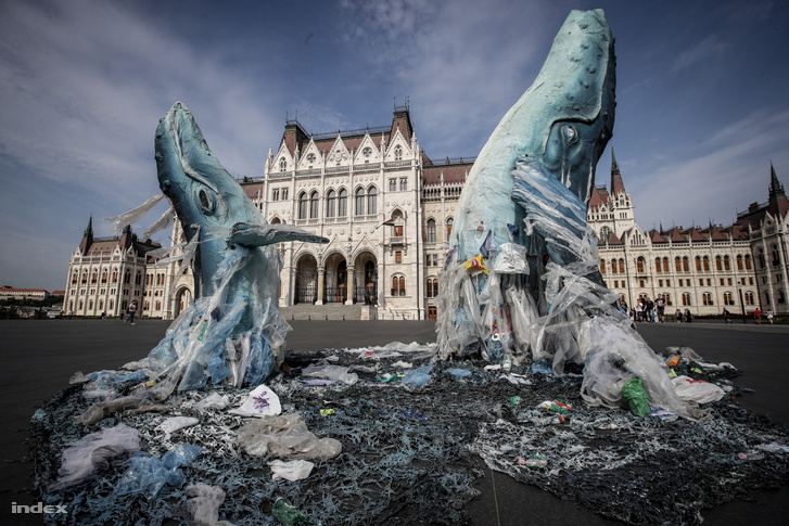 Műanyag hulladékokból kiemelkedő óriási bálnákkal hívta fel a figyelmet a Greenpeace a műanyagszennyezésre a Parlament előtt még júliusban